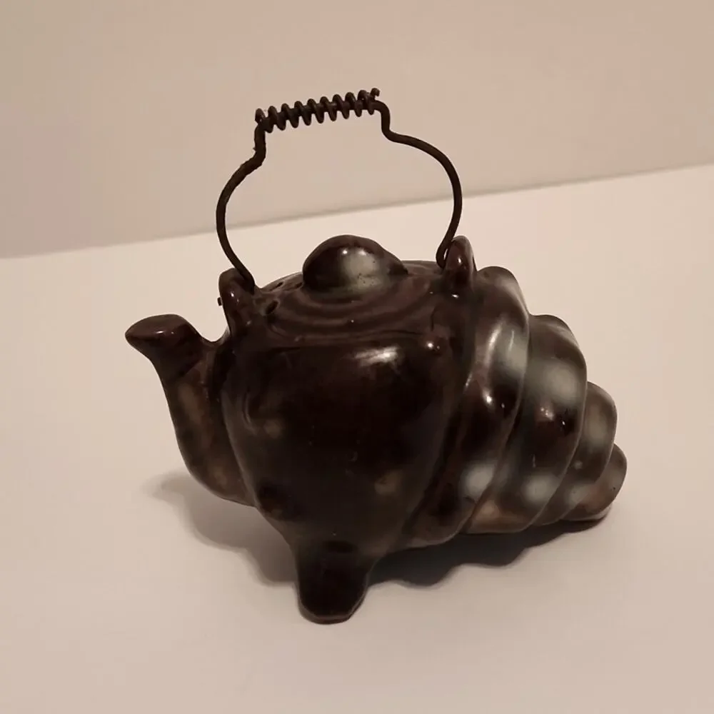 Vintage Conch Shell Salt & Pepper‎ Shakers With Trunk & Metal Carrying Handle